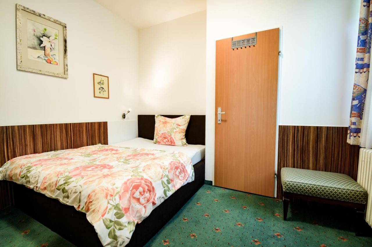 Gartenhotel Garni Pension B&B Innsbruck Exterior foto